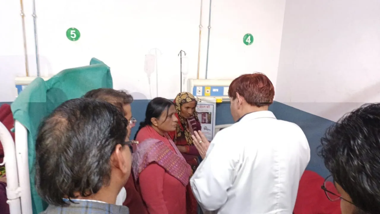 संभल: दर्द से तड़प रहे मरीज को चिकित्सक ने मारे थप्पड़, सीएमओ ने लगाई फटकार