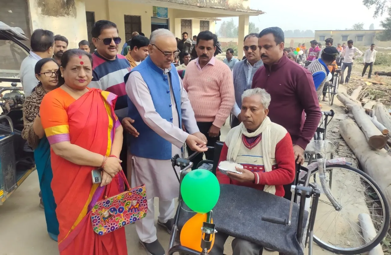 शाहजहांपुर: चहक उठे दिव्यांग... कहीं ट्राई साइकिल मिलीं तो कहीं कंबल