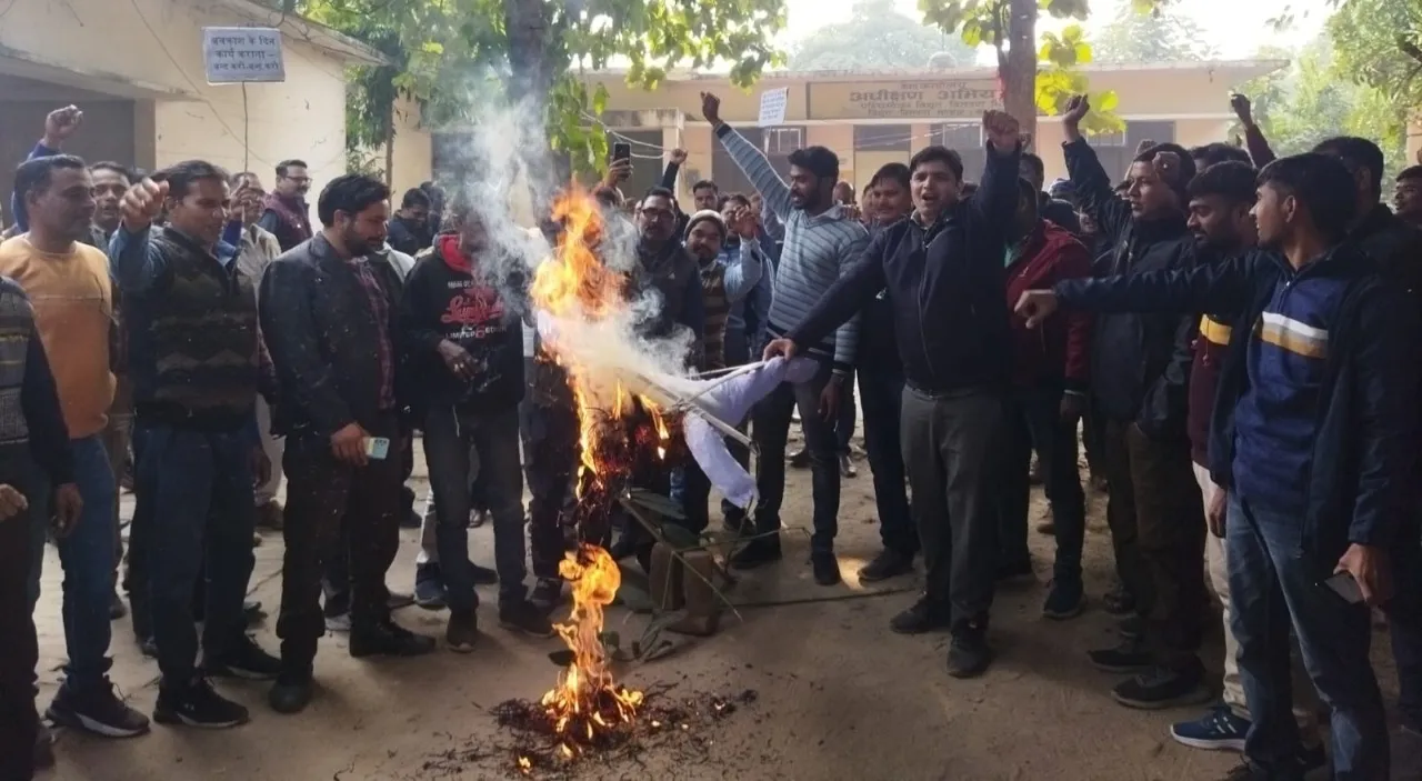 संभल: बिजलीकर्मियों ने फूंका निगम के चेयरमैन का पुतला, जानें पूरा मामला