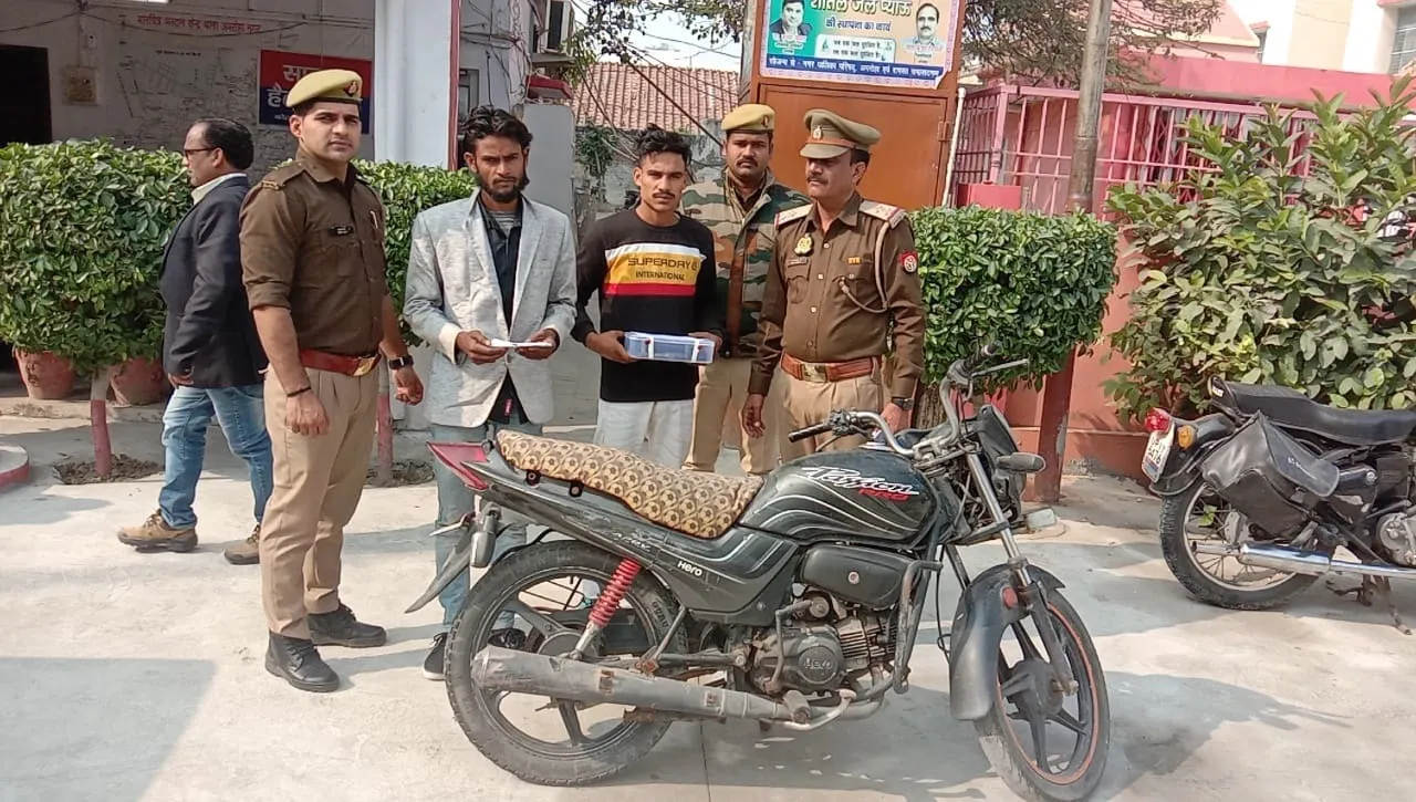 अमरोहा: मुठभेड़ के दौरान पुलिस ने दो शातिर वाहन चोर पकड़े, बाइक-तमंचा भी बरामद