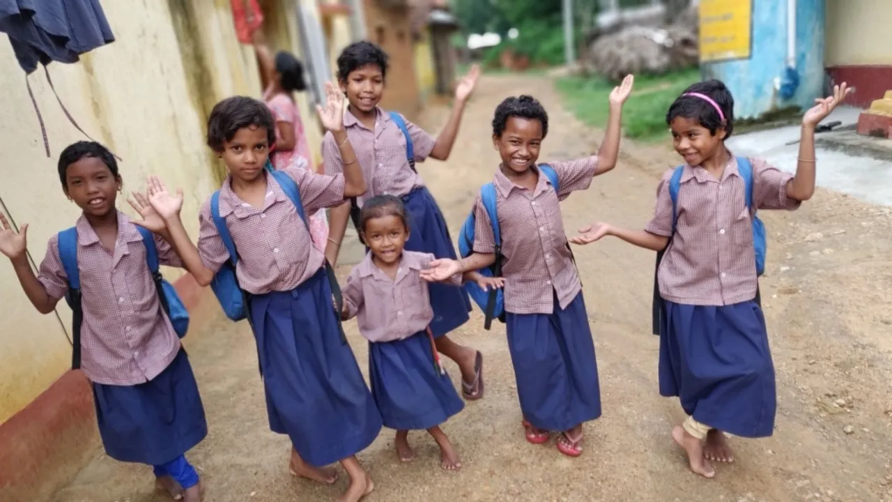 नक्सलवाद को मात: इस गांव में आदिवासी बच्चे पढ़ रहे हैं अंग्रेजी, आजादी के बाद पहली बार पहुंची बिजली