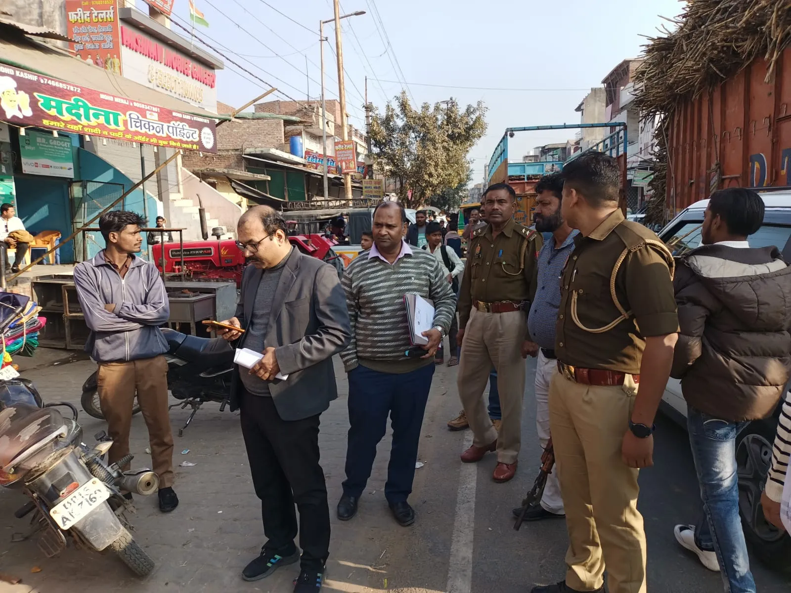 मेरठ: GST के अधिकारियों के आते ही गिरने लगे शटर, बंद दुकानों के आगे खड़े होकर फर्म के नामों की बनाई सूची