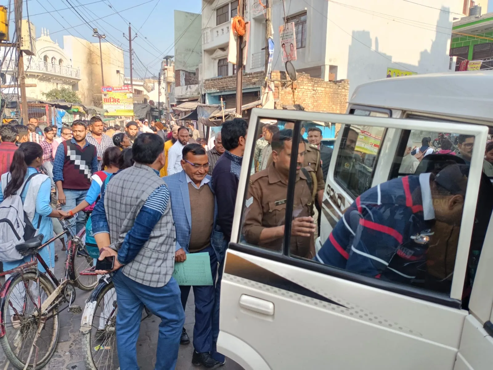 कासगंज: जीएसटी टीम पहुंचने से बाजारों में अफरा-तफरी, दुकानें बंद 