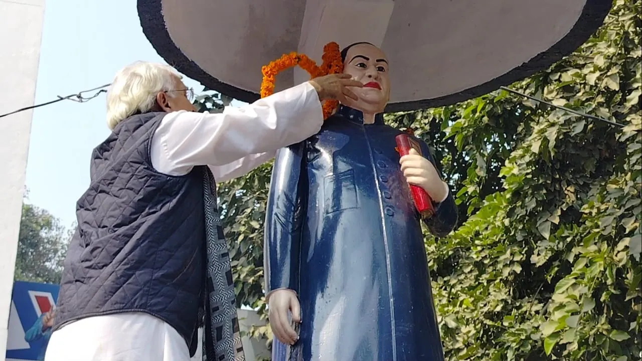 बरेली: बाबा साहब की प्रतिमा पर पूर्व मंत्री खुर्शीद छठी बार में डाल पाए माला, वीडियो वायरल