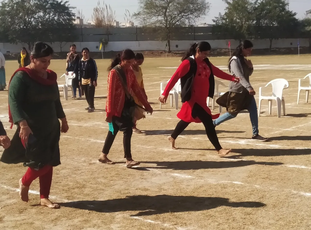 मेरठ: खेल मैदान पर उतरे शिक्षक-शिक्षिकाएं, शिक्षण कार्य के साथ खेलों में भी दिखाई प्रतिभा