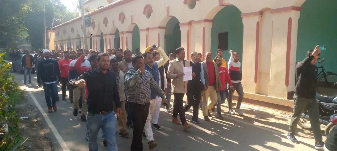 पीलीभीत: छापेमारी को लेकर व्यापारी संगठनों ने भरी हुंकार, किया प्रदर्शन