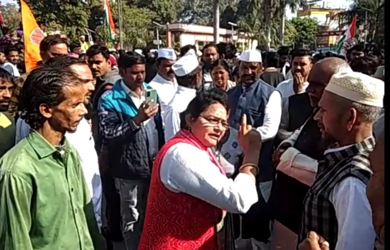 मेरठ: कांग्रेस की भारत जोड़ो यात्रा में बवाल, महिला नेत्री ने लगाया पैसे लेने का आरोप