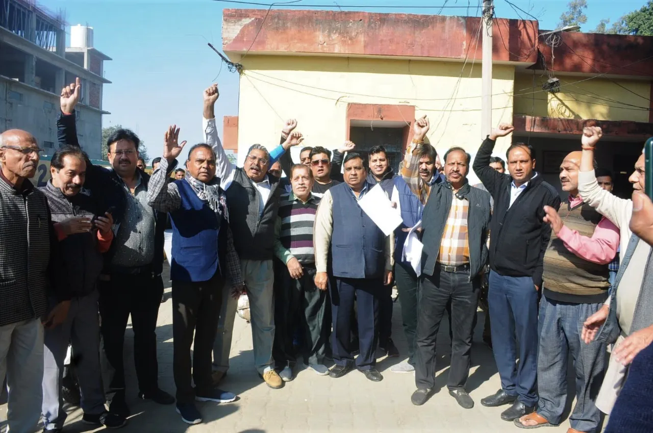 संभल: GST सर्वे के खिलाफ व्यापारियों का विरोध-प्रदर्शन, SDM को सौंपा ज्ञापन
