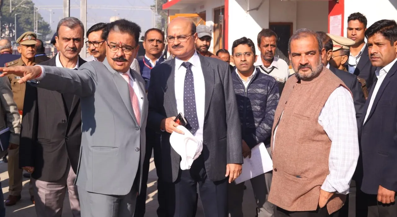 शाहजहांपुर: रेलवे जीएम ने 30 मिनट में देखी सुरक्षा, संरक्षा और सतर्कता