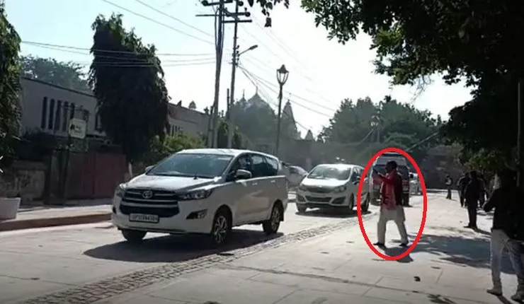 मथुरा: मुख्यमंत्री के काफिले के पीछे नंगे पैर क्यों दौड़े बलदेव विधायक?, जानें वजह