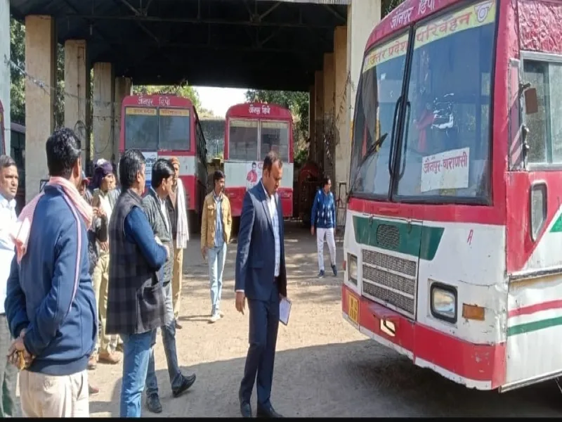 जौनपुर: आर एम वाराणसी मंडल पहुंचे रोडवेज, खड़ी बसों का निरीक्षण कर दिए कड़े निर्देश