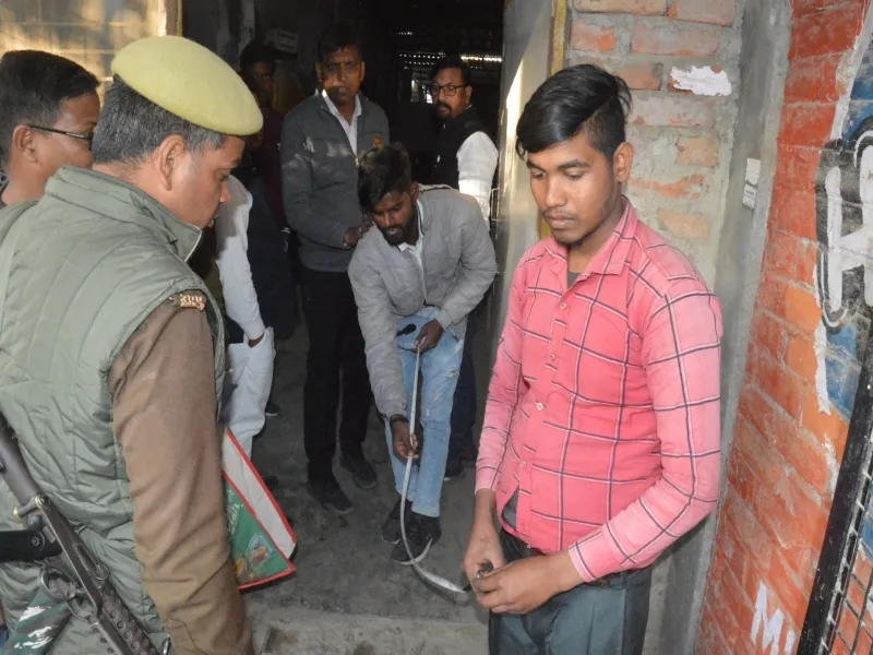 रामपथ पर साहबगंज में मकानों की नपाई कराते एडीएम प्रशासन