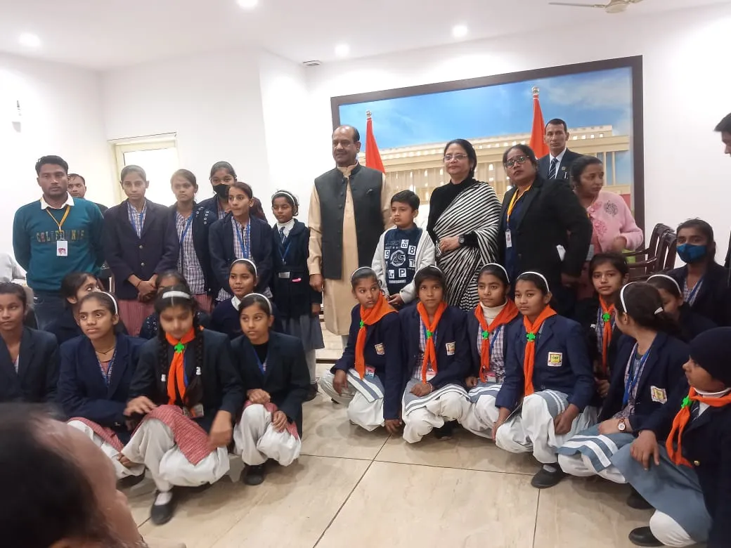 मेरठ: शैक्षिक भ्रमण के लिए दिल्ली पहुंचे विद्यार्थी, लोकसभा स्पीकर से की मुलाकात