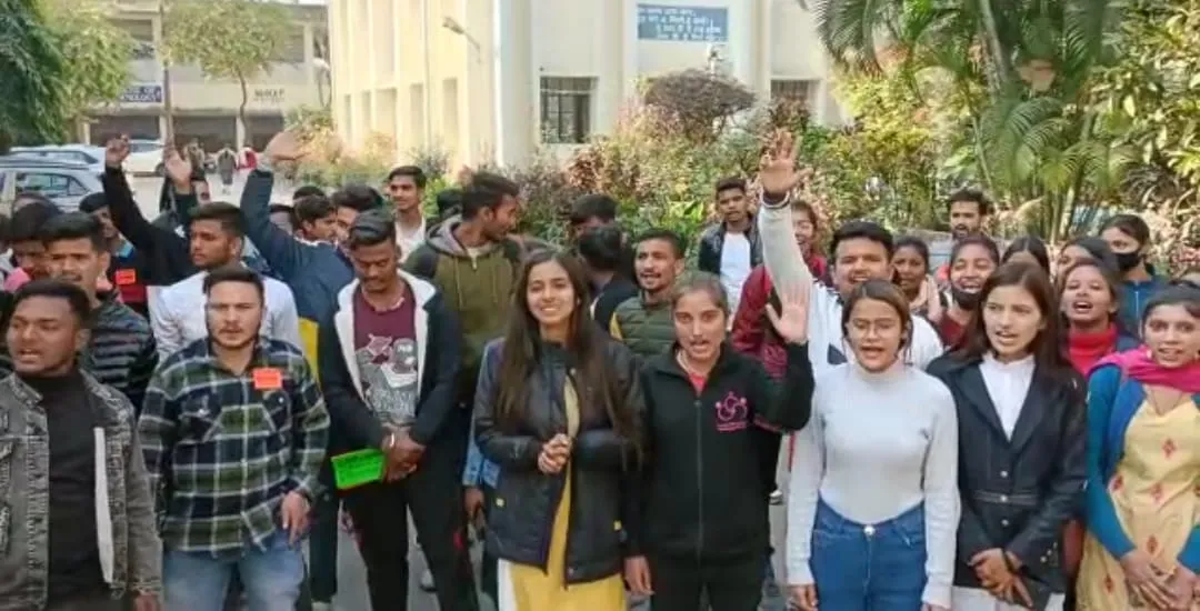 हल्द्वानी: एबीवीपी से अध्यक्ष पद की दावेदार छात्रनेता को इंस्टाग्राम में live दे डालीं भद्दी गालियां..