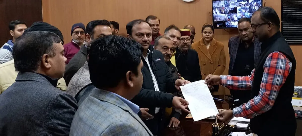 शाहजहांपुर: बहादुरगंज-मंडी पार्किंग स्थलों पर दुकानदारों का कब्जा, कब्जामुक्त कराने के लिए सौंपा ज्ञापन