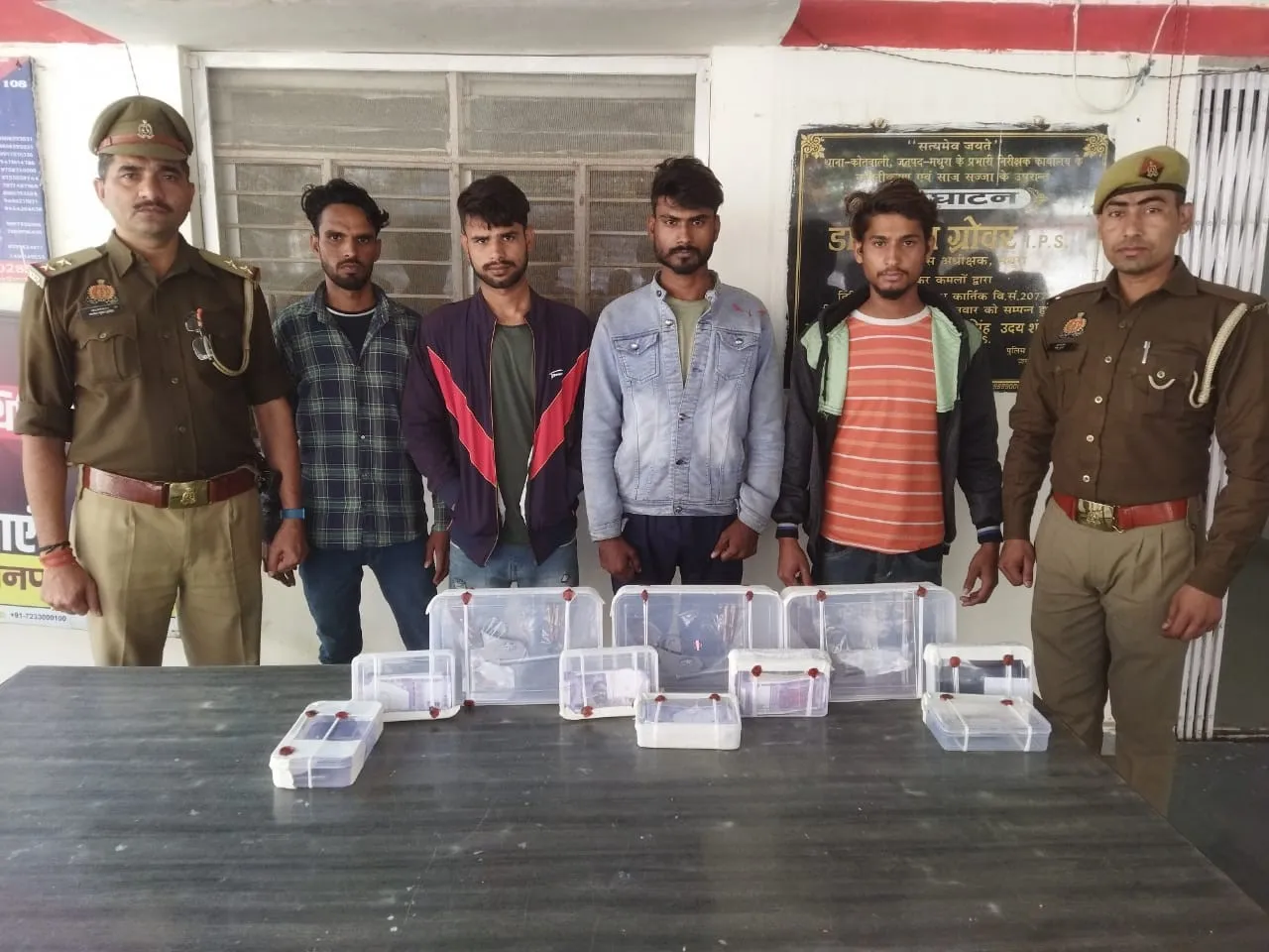 मथुरा: 50000 के नकली नोट के साथ चार शातिर दबोचे, तमंचा-कारतूस भी बरामद