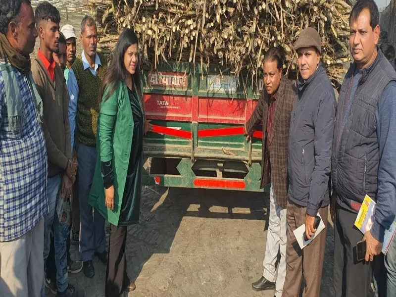 अयोध्या: गाड़ियों में लगवाये रिफ्लेक्टर टेप, चालकों को दिया यातायात के टिप्स