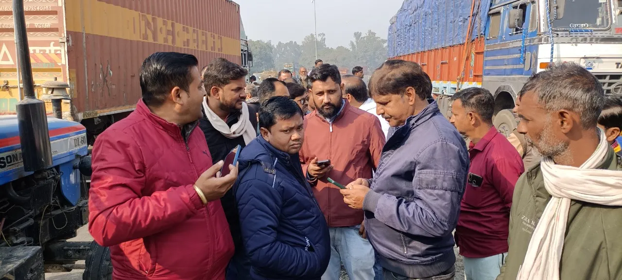 शाहजहांपुर: भक्शी तिराहे पर हाईवे का कट बंद करने से भड़के ग्रामीण, भारी संख्या में पहुंचा पुलिस फोर्स