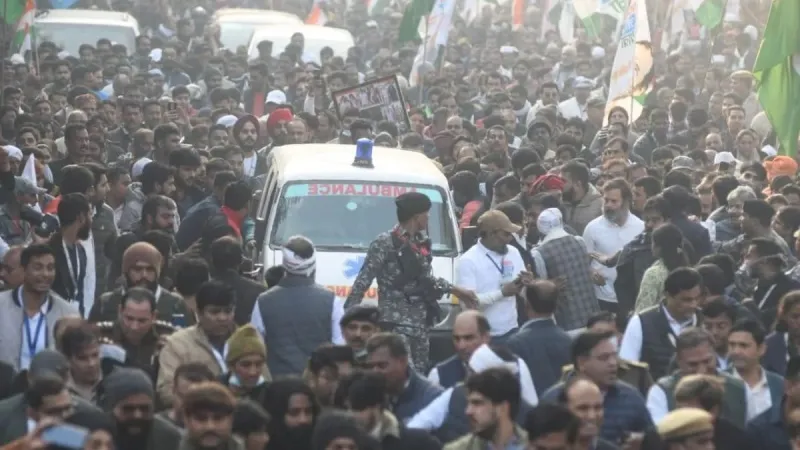राहुल गांधी ने अपोलो अस्पताल के पास एम्बुलेंस को रास्ता देने के लिए भारत जोड़ो यात्रा रोकी