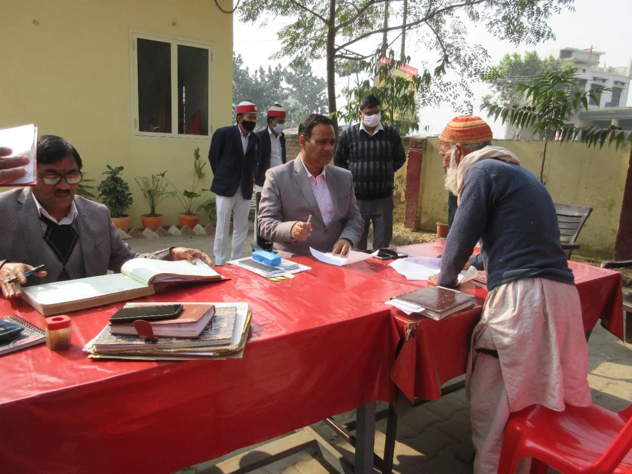 शाहजहांपुर: थाना दिवस में देरी से आने पर जिला कृषि अधिकारी पर नाराज हुए डीएम 