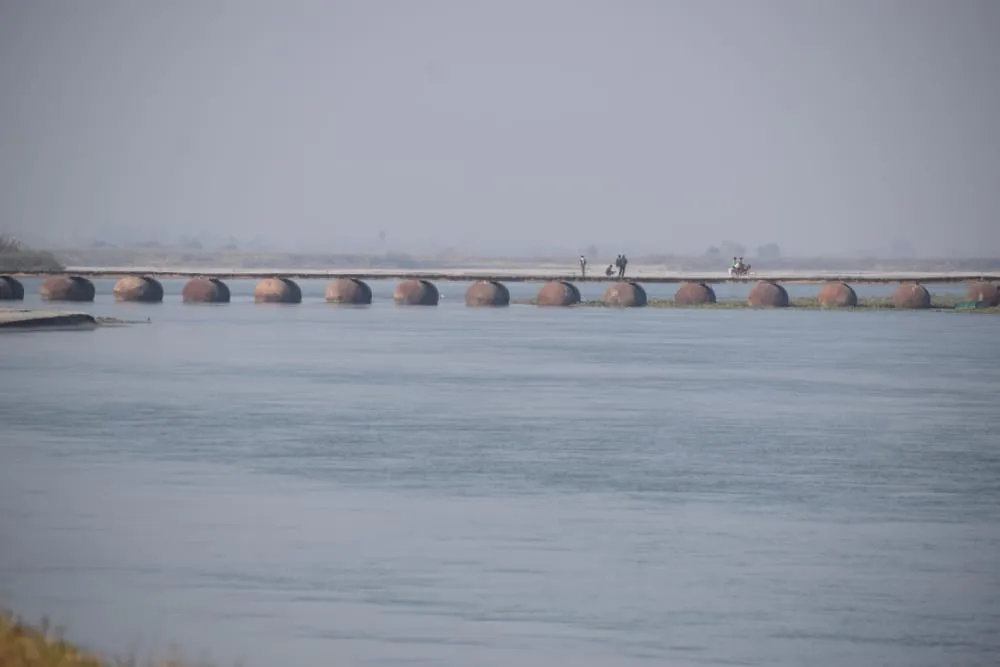 मेरठ: चार माह बाद भी नहीं बनी एप्रोच रोड, अब पेटून पुल का सहारा