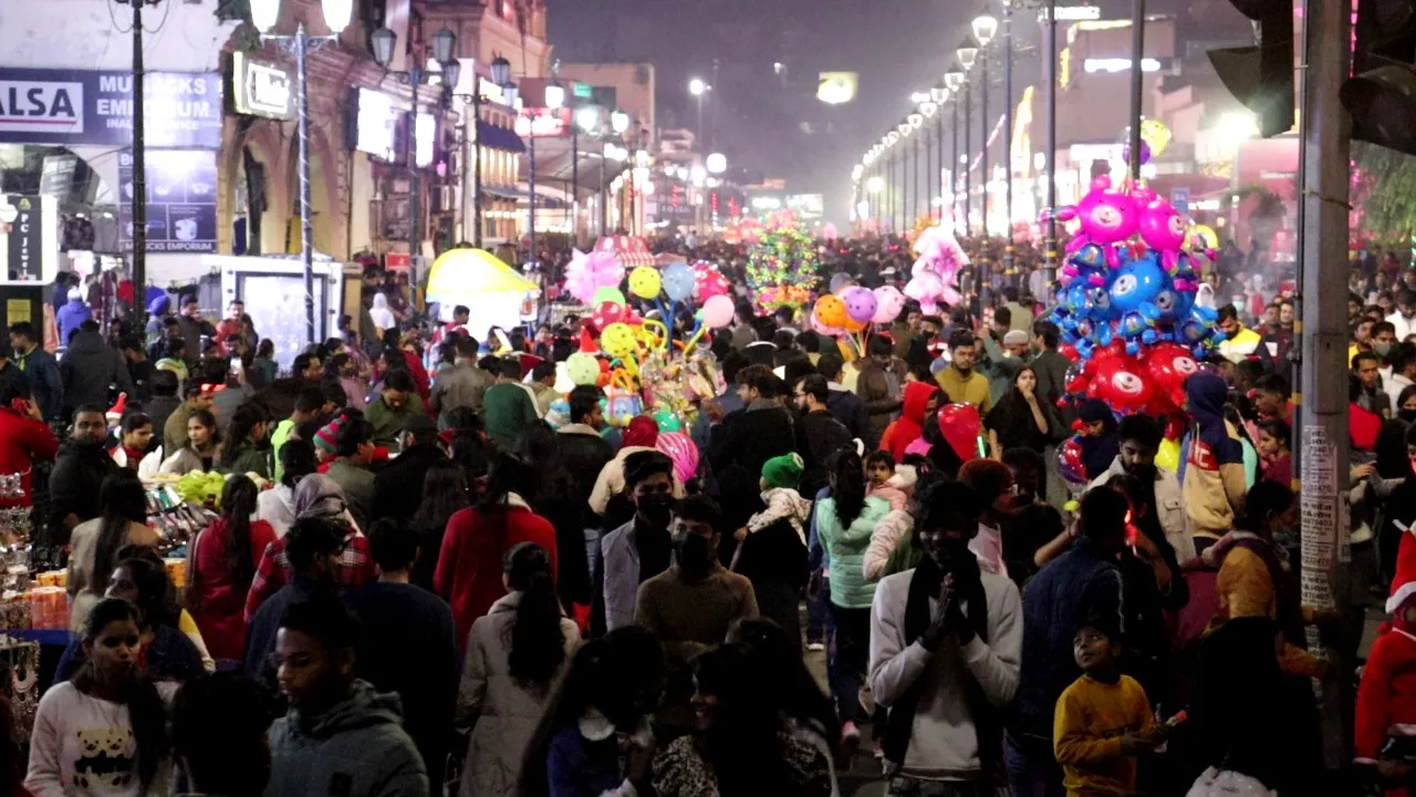  लखनऊ:  हर्सोउल्लास के साथ मनाया गया क्रिसमस डे, लेकिन जमकर उड़ी कोविड प्रोटोकाल की धज्जियां