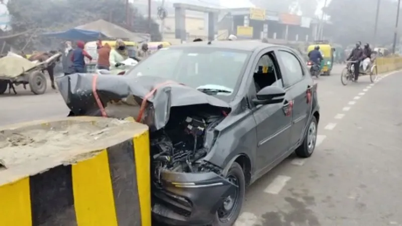 बरेली : घना कोहरा बन रहा सड़क हादसे का सबब, डिवाइडर में घुसी कार, बाल-बाल बचे लोग 