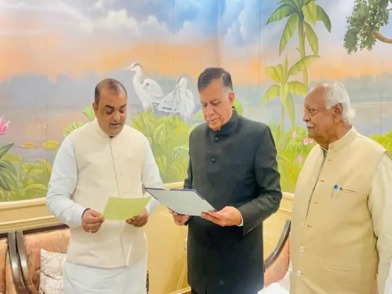 लखनऊ: विधानसभा अध्यक्ष ने आकाश सक्सेना को दिलाई विधानसभा सदस्यता की शपथ