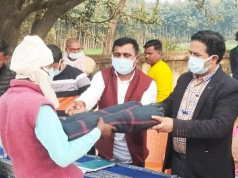 जौनपुर: उप जिलाधिकारी ने जरूरतमंदों को वितरित किया कंबल