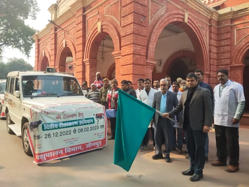 जौनपुर: बहुउद्देशीय प्रचार वाहनों को जिलाधिकारी ने हरी झंडी दिखाकर किया रवाना