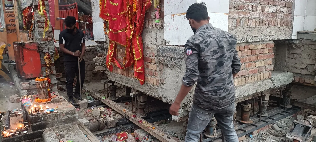 शाहजहांपुर: नौ इंच पीछे खिसकाया गया हनुमान मंदिर, देखने को लोगों का लगा हुजूम