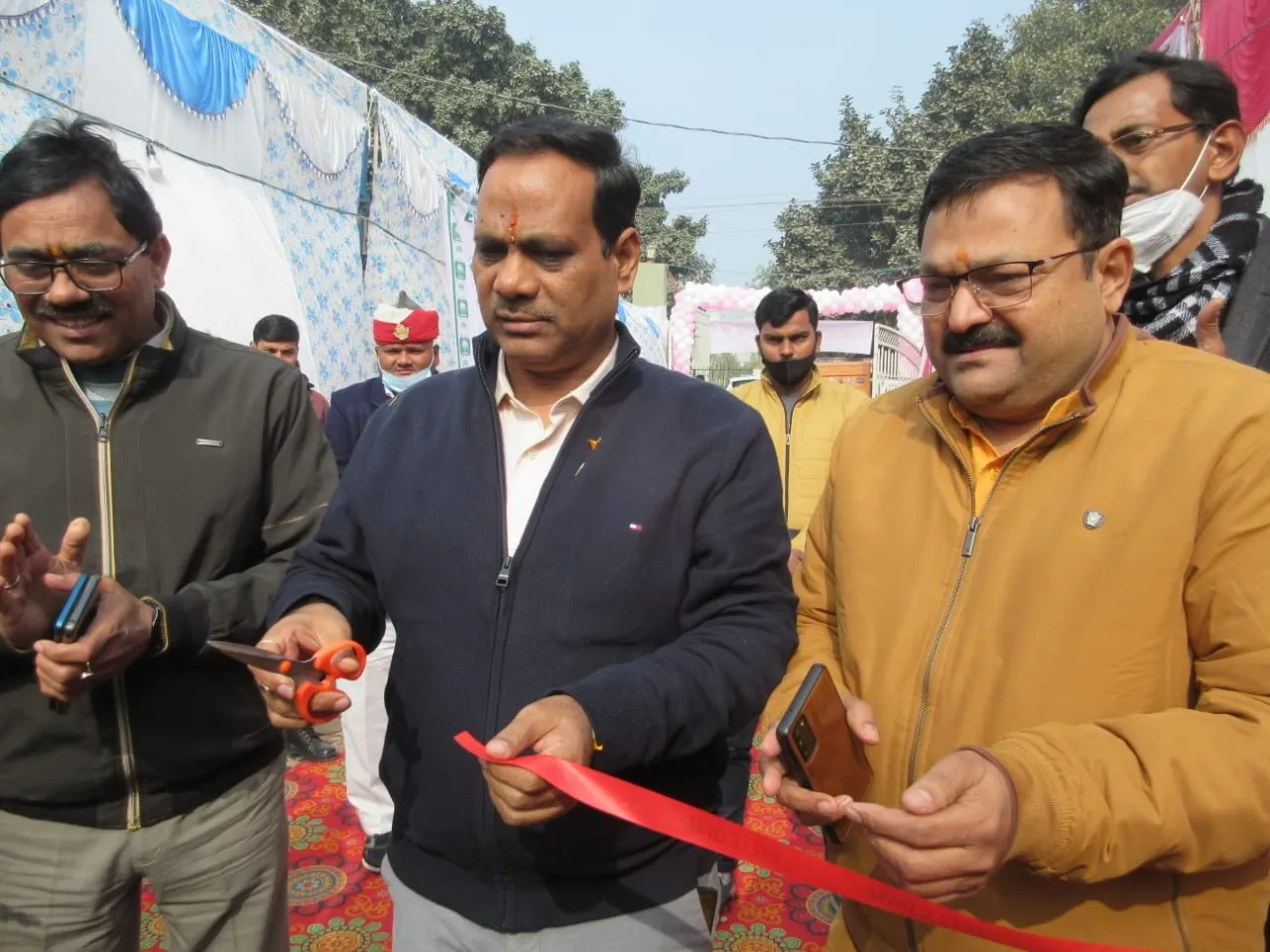 शाहजहांपुर: जिला शरद मेला में पहुंचे डीएम, फीता काटकर किया उद्घाटन