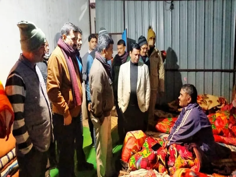 जौनपुर: जिलाधिकारी ने रेड क्रॉस टीम के साथ रात्रि भ्रमण कर जाना रैन बसेरों का हाल  