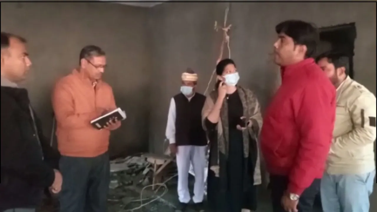 कासगंज: डीएम हर्षिता माथुर ने सरकारी राशन कोटा और निर्माणाधीन लाइब्रेरी का किया औचक निरीक्षण, देखीं व्यवस्थाएं