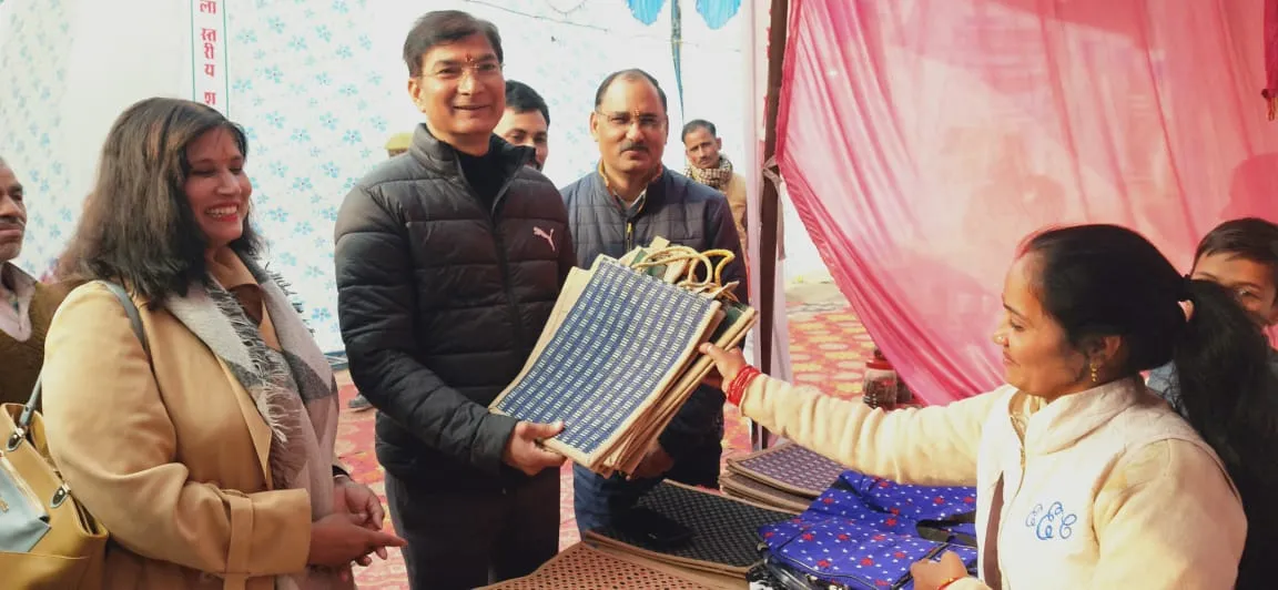 शाहजहांपुर: शरद मेला में दूसरे दिन उमड़े खरीदार, सीडीओ ने देखे स्टाल 