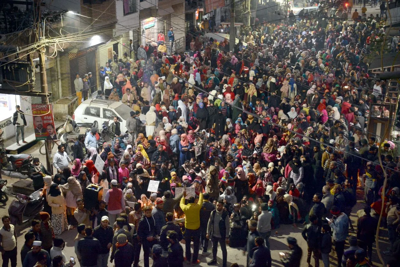 हल्द्वानी:  हाथों में उम्मीद की लौ लेकर बनभूलपुरा में उमड़ा हुजूम