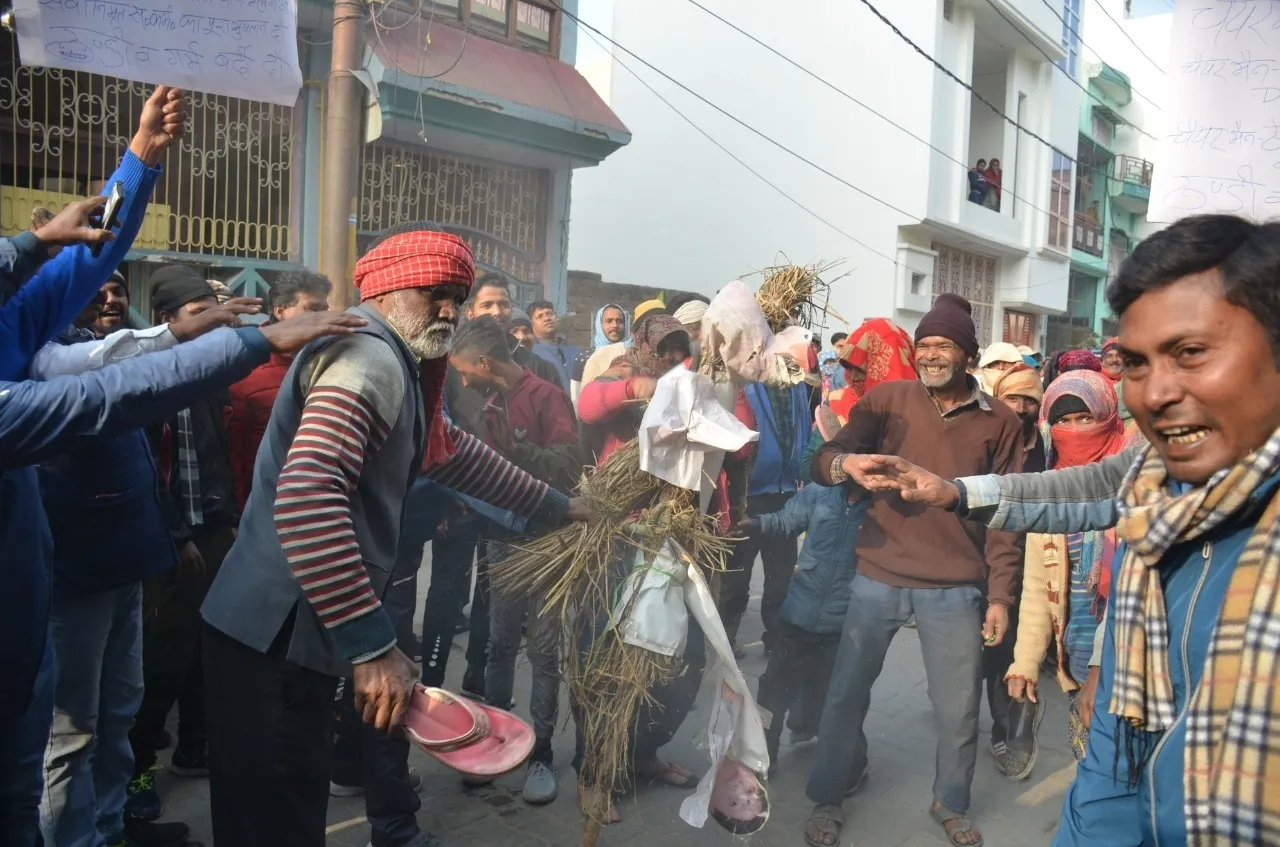संभल: मानदेय न मिलने से सफाई कर्मियों में आक्रोश, पालिकाध्यक्ष का फूंका पुतला 