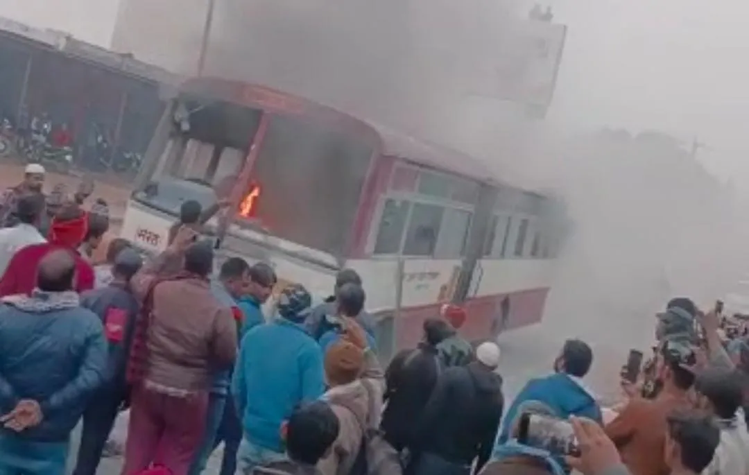 अमरोहा: रोडवेज बस में लगी आग, यात्रियों में मची चीख-पुकार