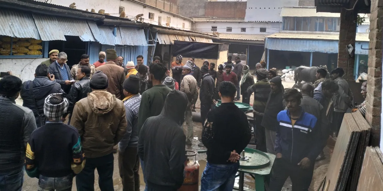 संभल: वेल्डिंग करते समय दाल मिल के साल्वेंट प्लांट में लगी आग, मची अफरा-तफरी