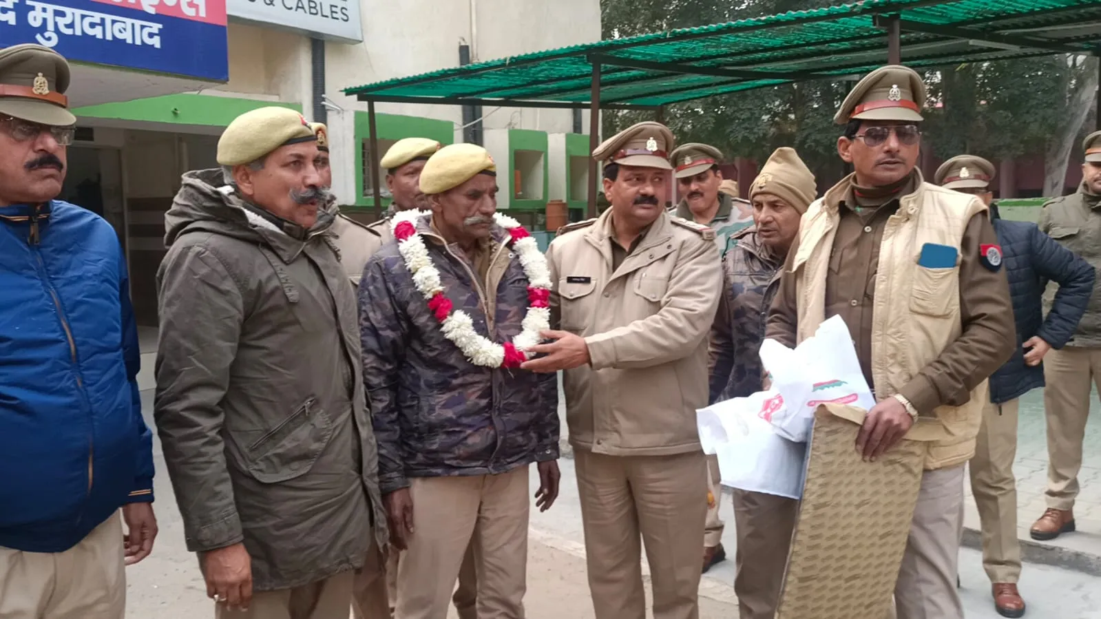 मुरादाबाद: सम्मान से अभिभूत होकर छलकीं होमगार्ड जवान की आंखें              