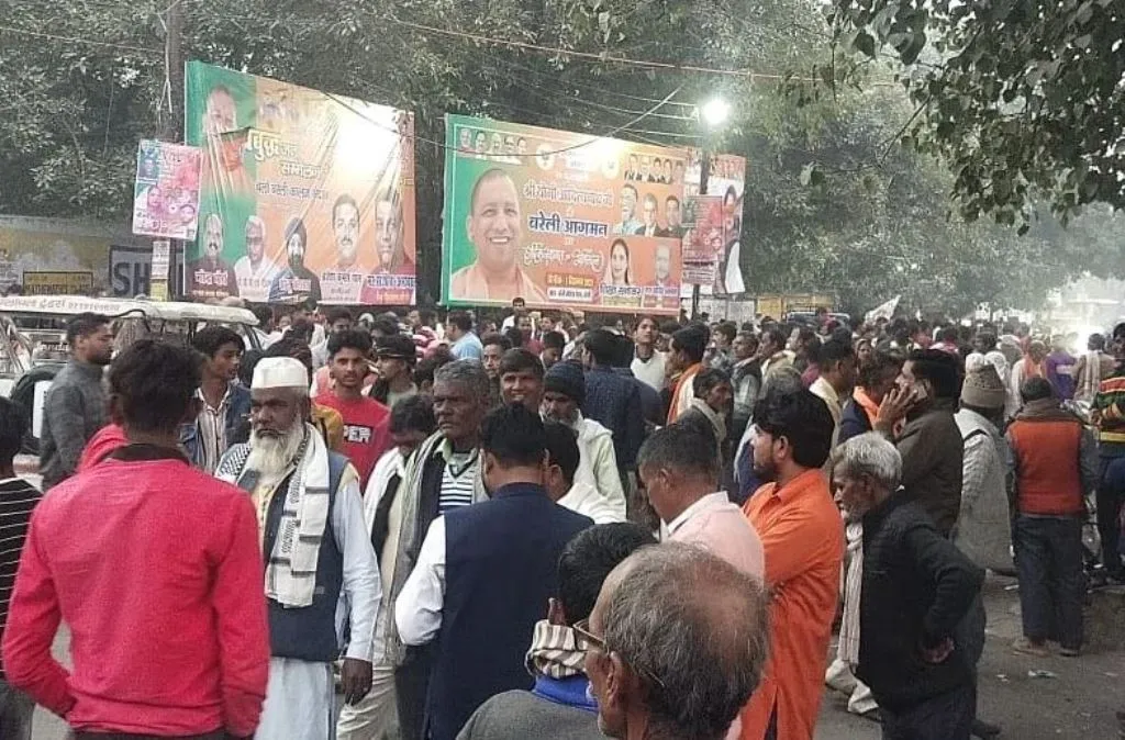 बरेली: सीएम के जाने के बाद अपने घरों पर जाने के लिए निकले लोग, सवारियां नहीं मिलीं तो चल दिए पैदल