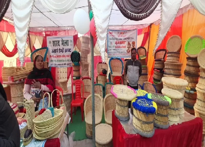 सुल्तानपुर :  मूज क्राफ्ट के फर्नीचर व समूह के आचार लोगों को लुभाया