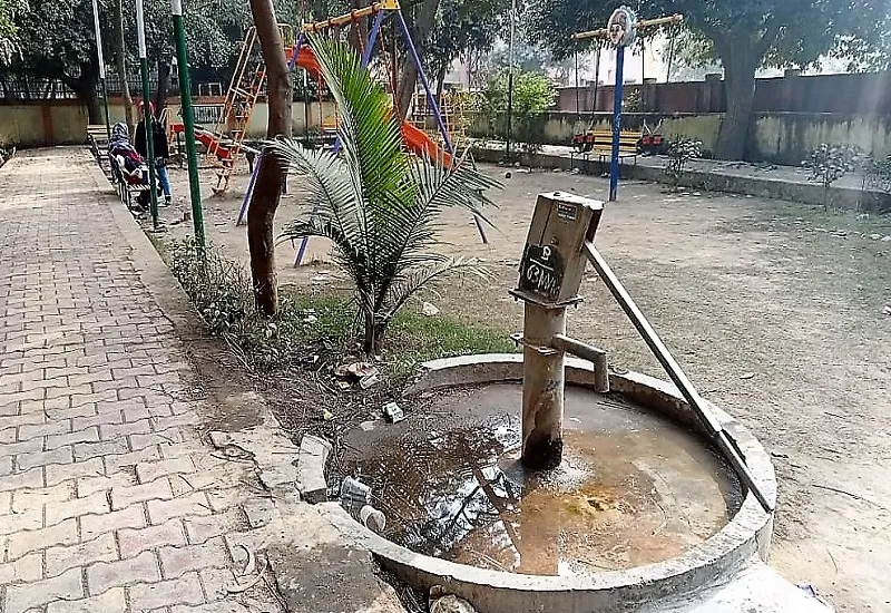 मुरादाबाद : स्मार्ट सिटी का हाल...शराब के पैकेट और गंदगी से बिगड़ी अटल पथ स्थित पार्क की सूरत