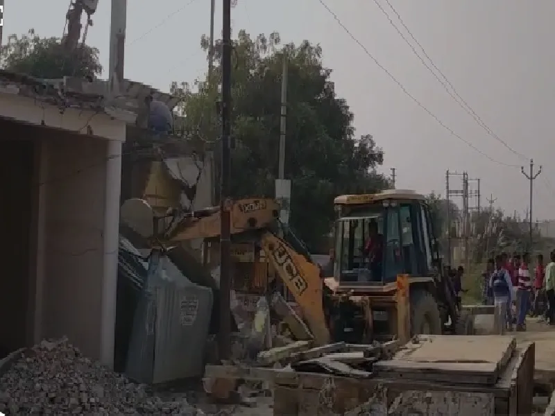 फतेहपुर : अवैध अतिक्रमण पर चला प्रशासन का बुलडोजर