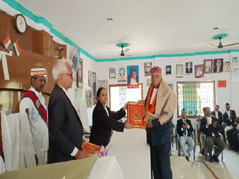 जौनपुर : अधिवक्ता दिवस पर बाबू बीडी सिंह समेत 10 लोग सम्मानित