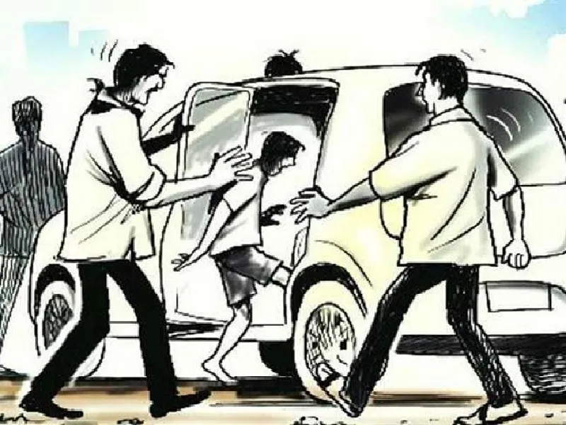 आगरा : फर्जी इंस्पेक्टर ने स्कूल वैन रुकवाकर छात्र को अगवा करने की कोशिश, ग्रामीणों ने दबोचा