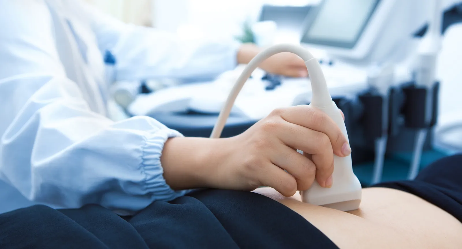 बलरामपुर और सिविल अस्पतालों में अल्ट्रासाउंड जांच को भटक रहे मरीज, दिया जा रहा तीन-चार दिनों का नंबर