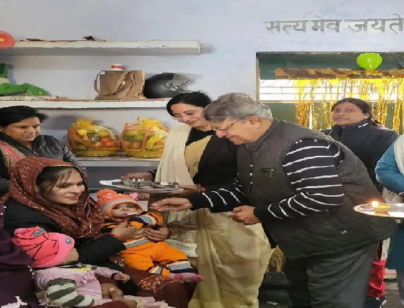 अयोध्या : गोद लिए गए आंगनबाड़ी केंद्र का किया निरीक्षण