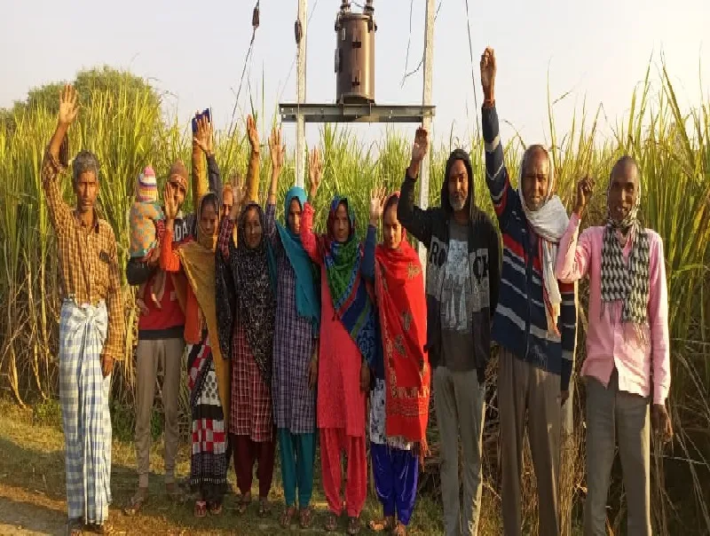 बहराइच : 15 सौ रुपए दो तब बदलें जला ट्रांसफार्मर, गुस्सा ग्रामीणों ने किया प्रदर्शन