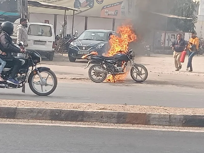 लखनऊ : हाइवे पर चलती बाइक में लगी आग